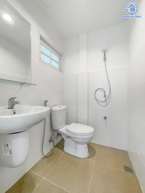 บ้านมือสองตกแต่งใหม่ ม.กฤษดานคร10 รัตนาธิเบศร์-บางใหญ่ ราคาถูกที่สุดในย่านนี้ บนเนื้อที่ 20 ตร.ว. ฟังก์ชั่น 3 ห้องนอน 2 ห้องน้ำ ทำเลเยี่ยมติดถนนรัตนธิเบศร์ ห่างรถไฟฟ้า "สถานีสามแยกบางใหญ่" เพียง 200 เมตร ใกล้เซ็นทรัลเวสต์เกตเพียง 1 กม. และจุดขึ้นทางด่วน "กาญจนาภิเษก"